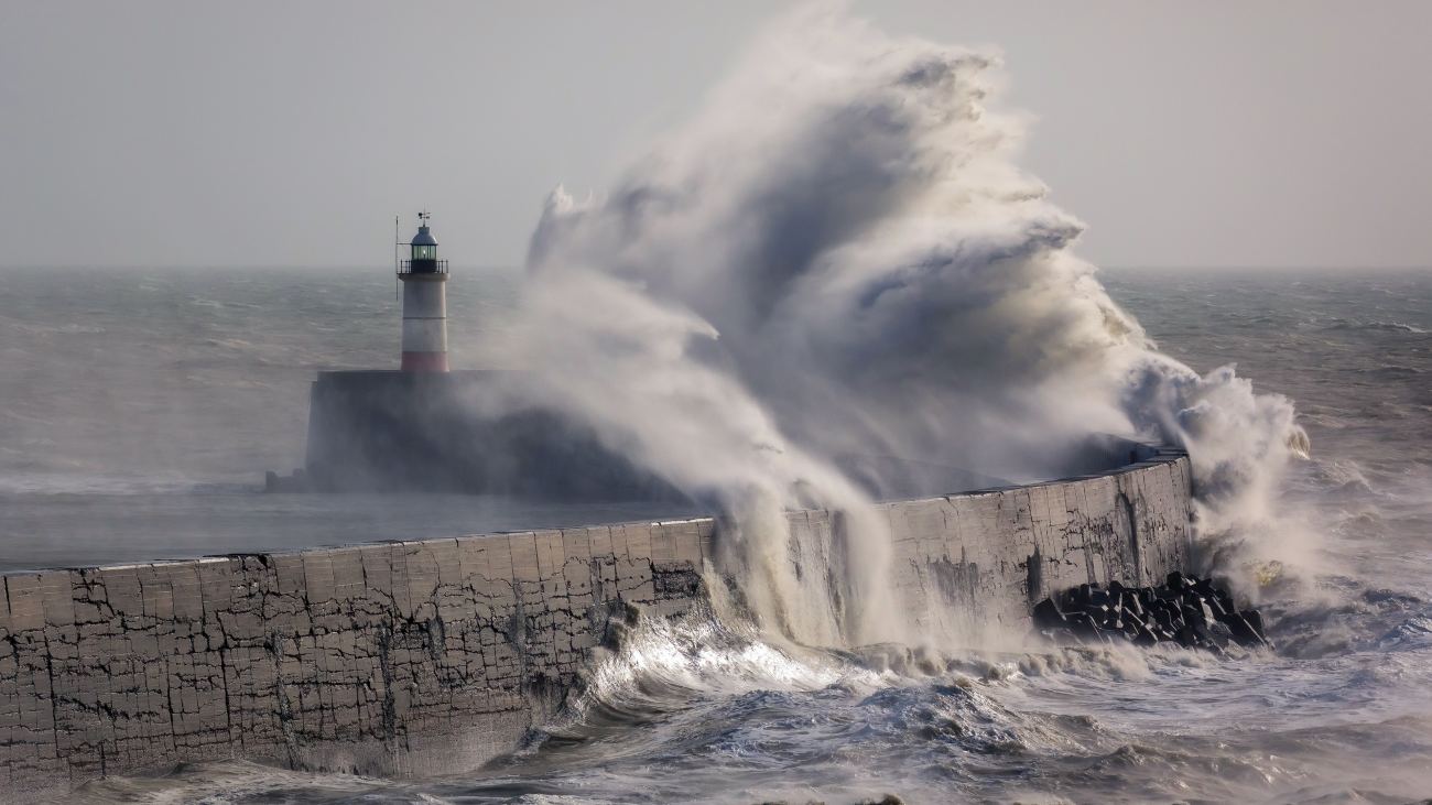 Lighthouse Ocean Waves 4k Hd Travel